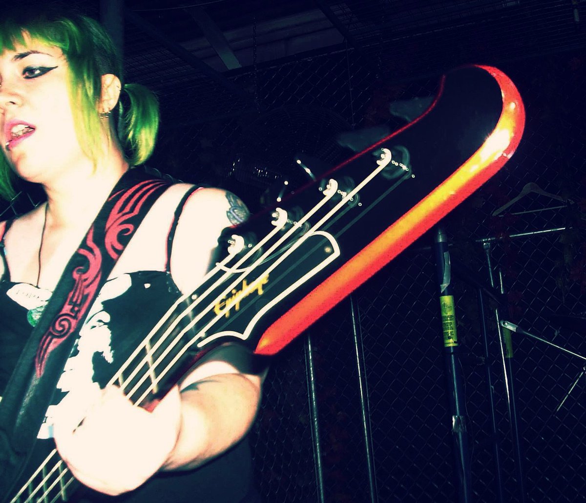 It’s not easy being green 💚

#bassist #punkrock #thunderbirdbass #musician #kaylecrone