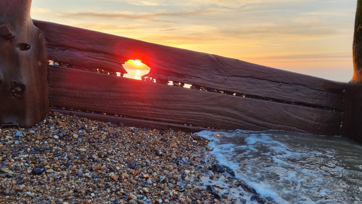 ShoresSecret's tweet photo. #Cromer and its fabulous #Sunset this week! #ComeSeeForYourself @ShoresSecret link in Bio https://t.co/NtxbuzT5NZ