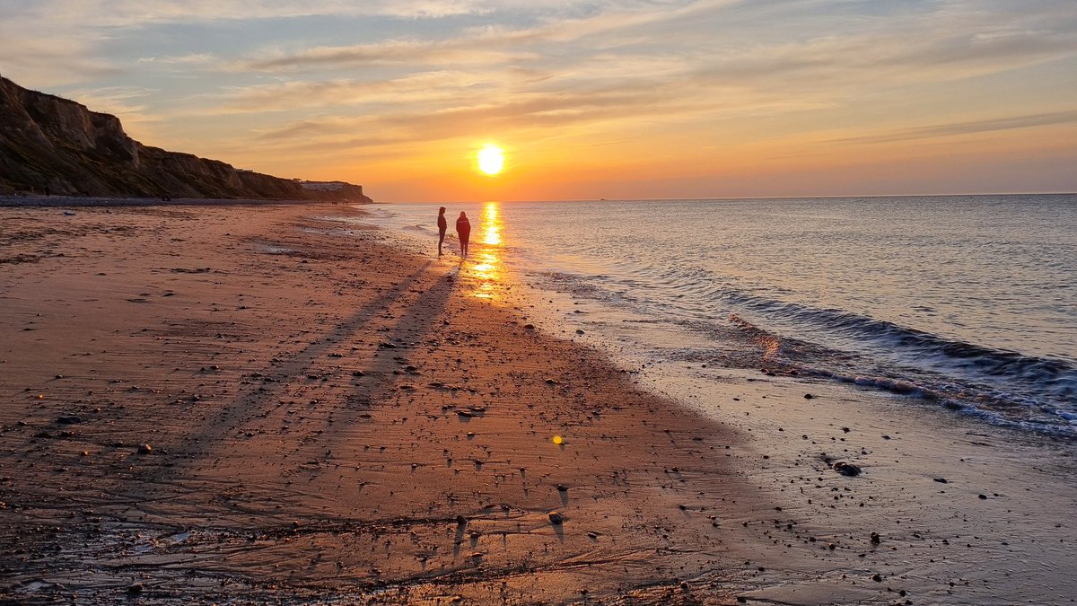 ShoresSecret's tweet photo. #Cromer and its fabulous #Sunset this week! #ComeSeeForYourself @ShoresSecret link in Bio https://t.co/NtxbuzT5NZ
