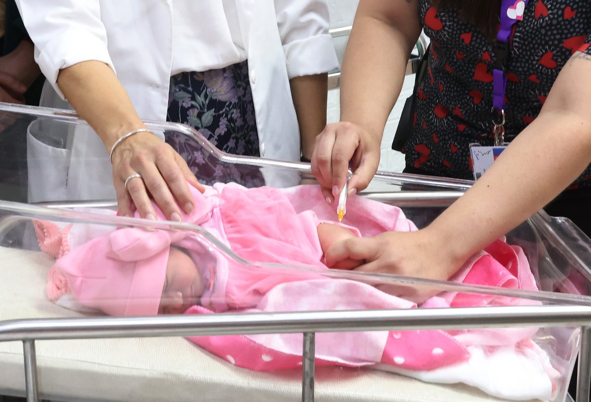 ministeriosalud's tweet photo. "Este año Chile se incorporó el Nirsevimab en la Campaña Invierno para todos los lactantes nacidos desde el 01 de octubre en todas las maternidades públicas y privadas del país. Tenemos la experiencia de países del hemisferio norte, donde significó un 90% menos de hospitalizaciones y menos consultas graves en este grupo. Si este año logramos un nivel de cobertura amplio, es probable que el impacto del invierno sea mucho menos dramático de lo que ha sido en años anteriores".

🗣️Subsecretario de Redes Asistenciales, @OSalgadoZepeda, en entrevista con @InfinitaFM