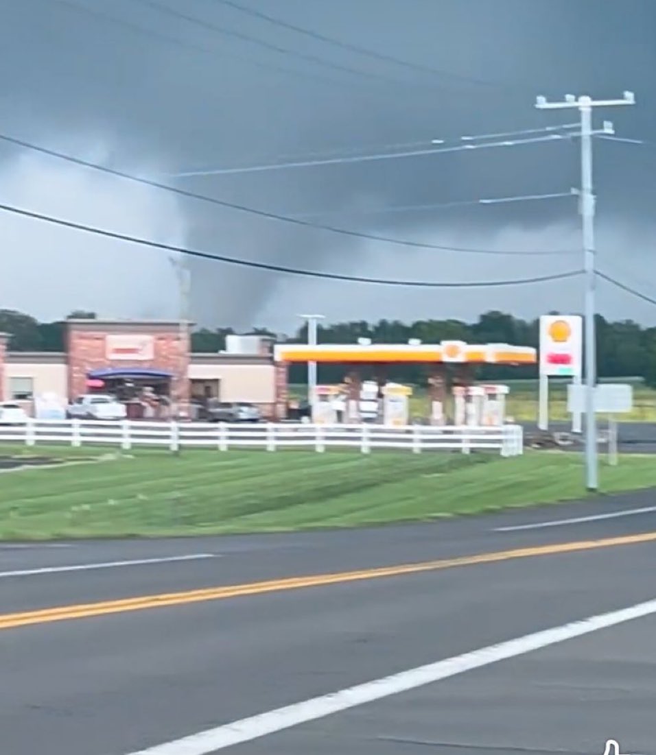middletennwx's tweet photo. Tornado in Clarksville TN sent in by Jessica Brooke. https://t.co/52MEDi7DgE