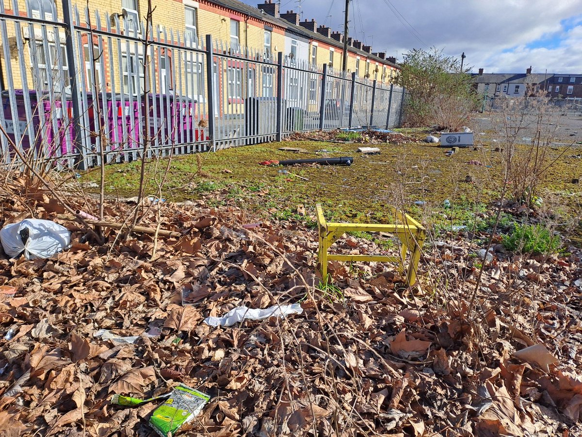 Many thanks to @lpool_LSSL and @CllrLauraRC for clearing up the empty plot on Webster Road L7. It took hours to clean up! Please think before littering and dumping, this money might easily be used to improve our schools or libraries. 🙏