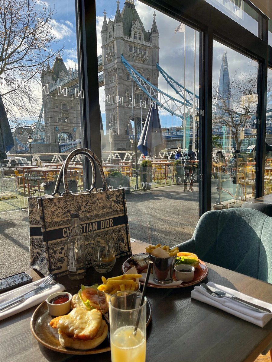 angelinekwook's tweet photo. Lunch by the tower bridge🍽🥰 https://t.co/vvTEF4mjoQ