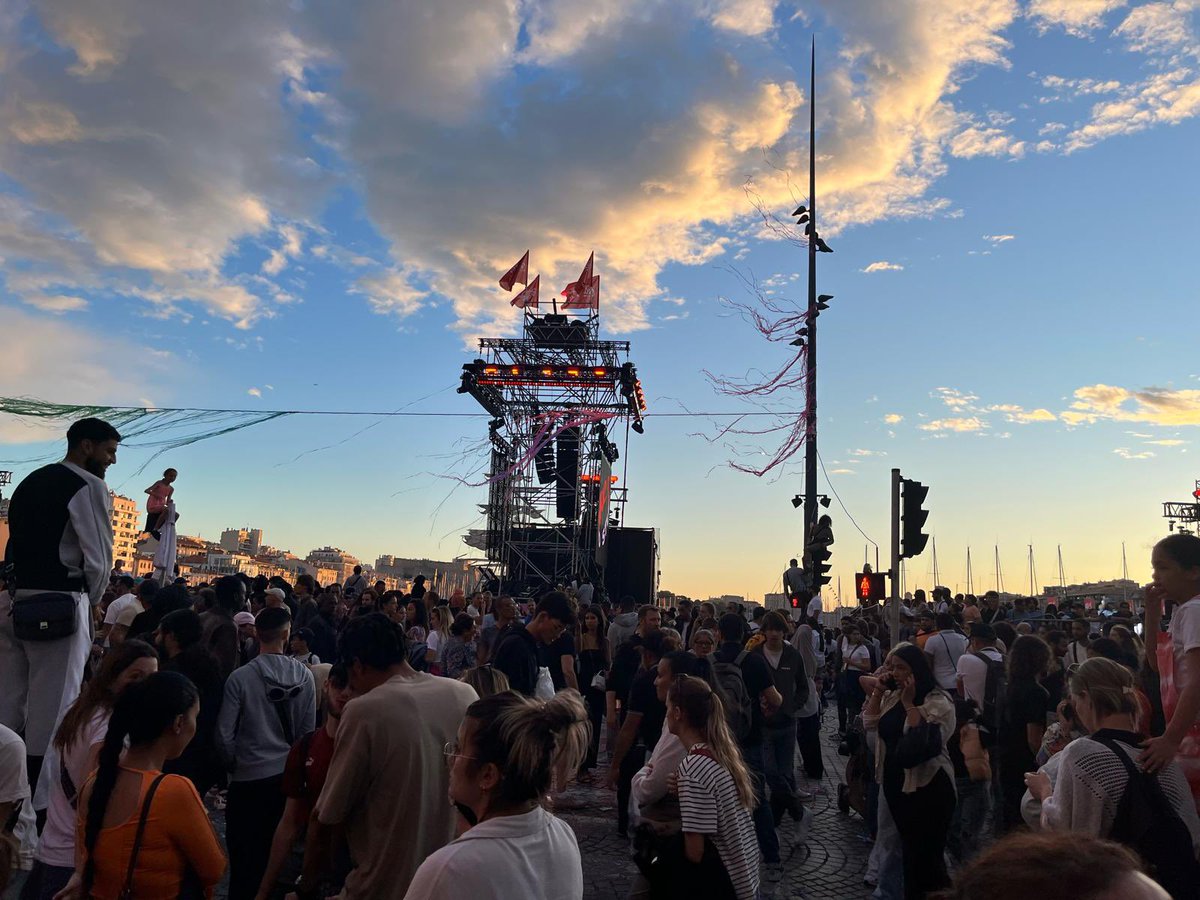 @marseille @jeuxolympiques @jul #LiveTweet Les filles nous confirment, la Flamme est bien allumée et c’est le feu 🔥 à @Marseille !