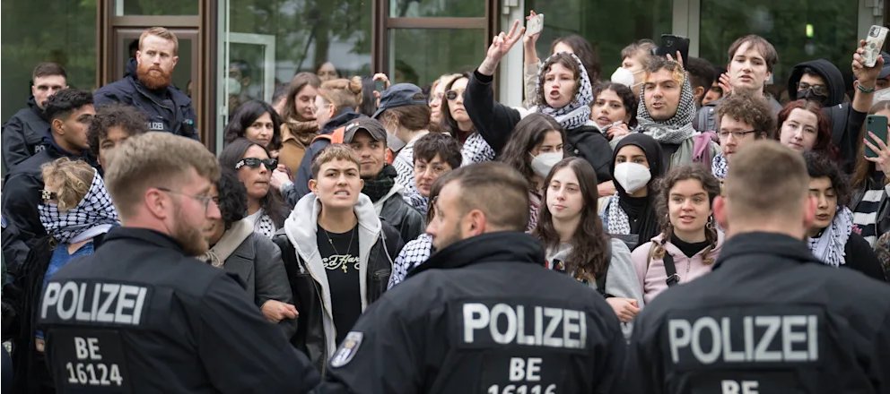 Kulturrabatt? linke, migrantische Fanatiker? Die Studenten protestieren, weil sie Israel auslöschen wollen und Juden hassen? Ich glaube, so kommen wir nicht ins Gespräch. Ich denke vielmehr, es gibt auch viele Nicht-Migranten in Deutschland, die gegen den Krieg sind und…