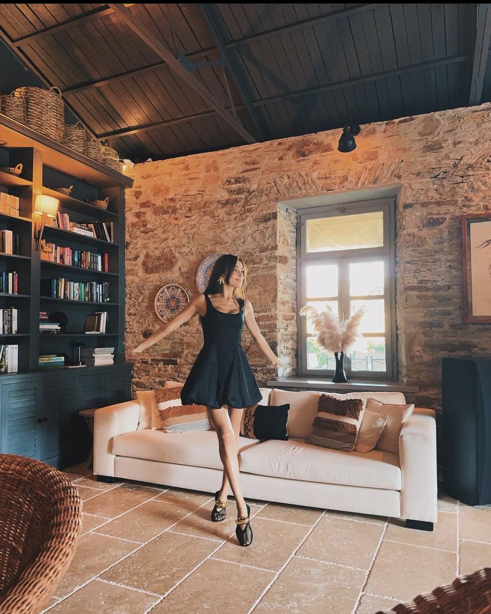 Hoy  es un día para celebrar el presente, el ahora no el ayer. No se puede vivir en el pasado. Hande hoy triunfa con la película en la que participó hace años y por fin fue estrenada, ha tenido una sesión de fotos que se prevé espectacular y prepara su participación en Cannes.