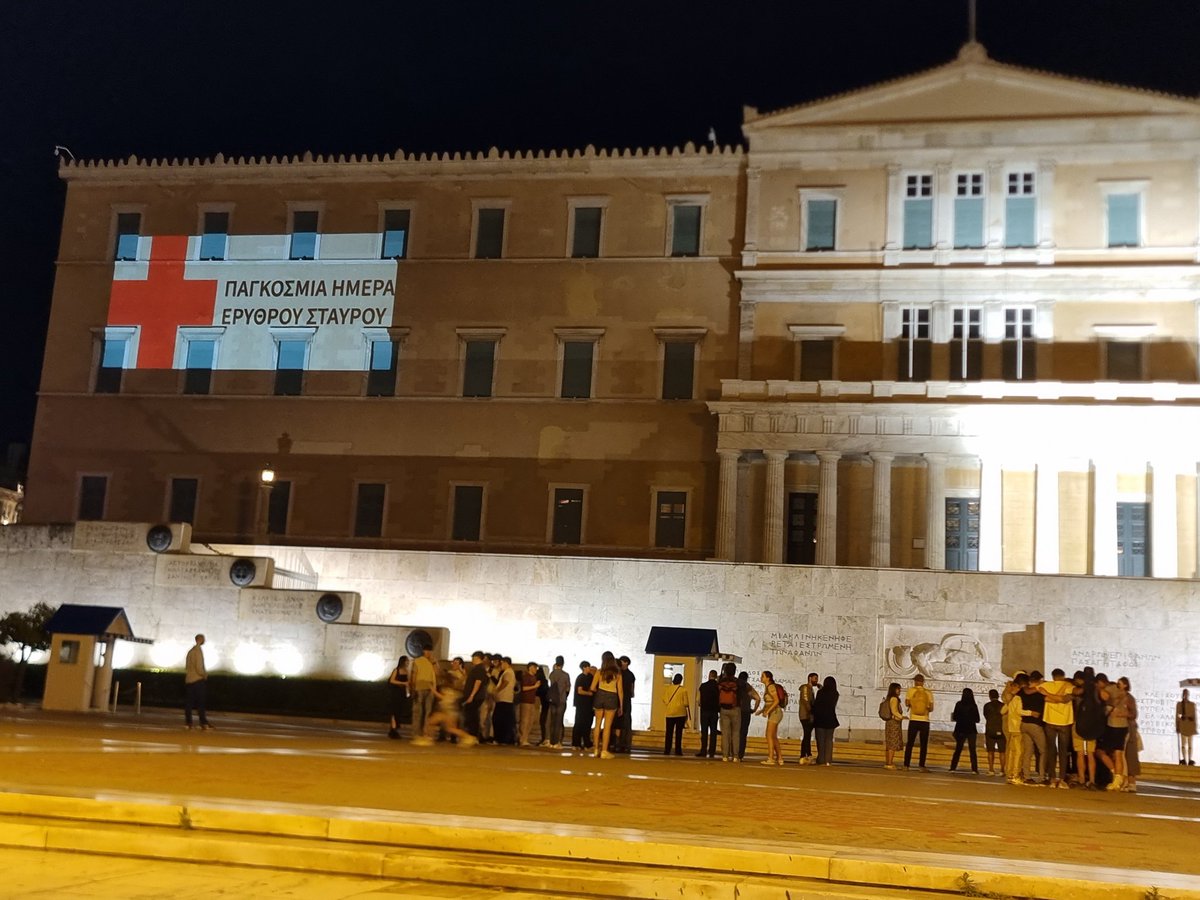 Η Ελληνική Πολιτεία, αναγνωρίζοντας το έργο του διεθνούς ανθρωπιστικού κινήματος, αποφάσισε τη φωταγώγηση της Βουλής των Ελλήνων με τα χρώματα του Ερυθρού Σταυρού, ανήμερα της Παγκόσμιας Ημέρας Ερυθρού Σταυρού & Ερυθράς Ημισελήνου. Χρόνια πολλά εθελοντές!⛑️❤️ #worldredcrossday
