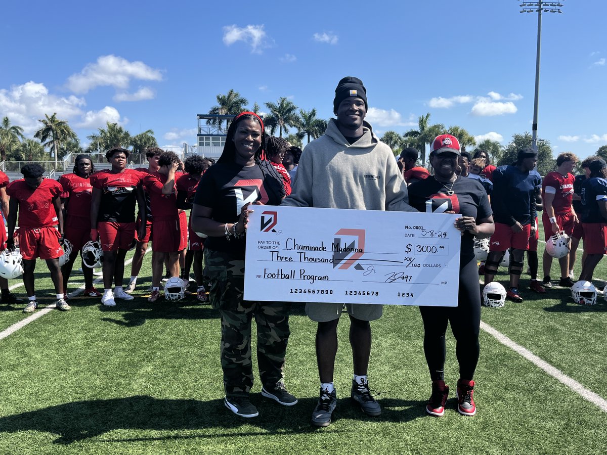 Kenyatta Jackson, Jr. ‘22 showed his #LionPride today, May 8, by presenting a check of $3,000 to Chaminade-Madonna. Thank you to Kenyatta for understanding the importance of giving back. It’s heartwarming to see Lions supporting Lions! #cmlions