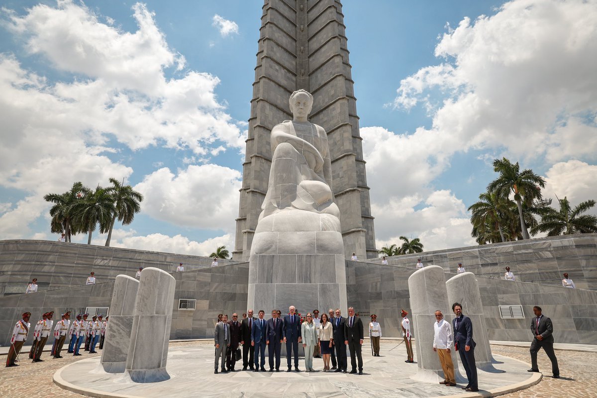 Türkiye Büyük Millet Meclisi Başkanımız @NumanKurtulmus, resmî ziyaret gerçekleştirdiği Küba’nın başkenti Havana’da, Küba’nın bağımsızlık mücadelesinin öncüsü, şair ve yazar Jose Marti’nin anıtını ziyaret ederek çelenk bıraktı.
