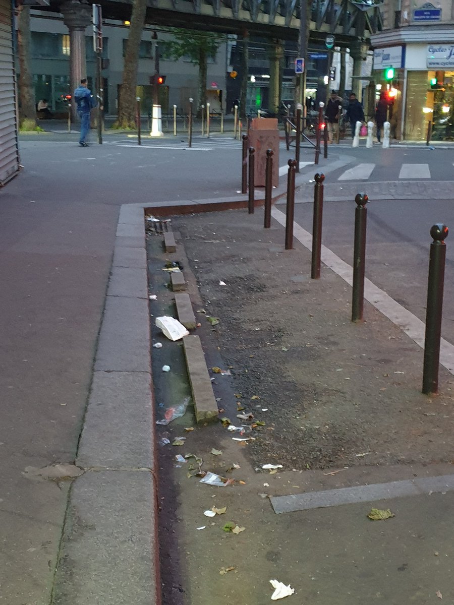 Vous vous souvenez de 'l'urbanisme tactique' ? Ici dans son jus : moche, sale en permanence et servant de vide-poche aux gens qui stagnent devant les boutiques du coin. Comment détruire une rue 😡#saccageparis #Paris10