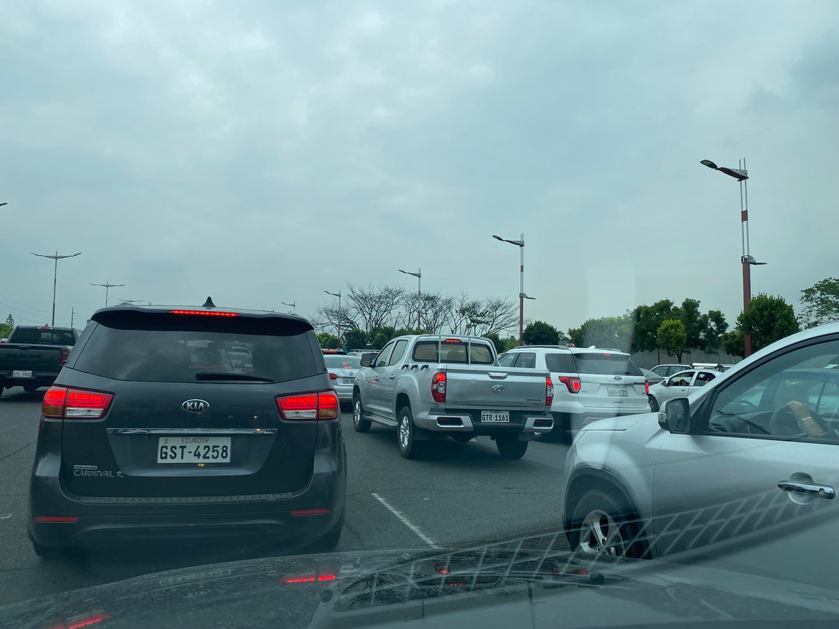 hostalvilla64's tweet photo. @pacovillacis @juanjoseyunez @CTEcuador Imposible de entrar a la Av los Arrozales se espera media hora a veces más solo en este acceso ! https://t.co/DtAnBOBUxM