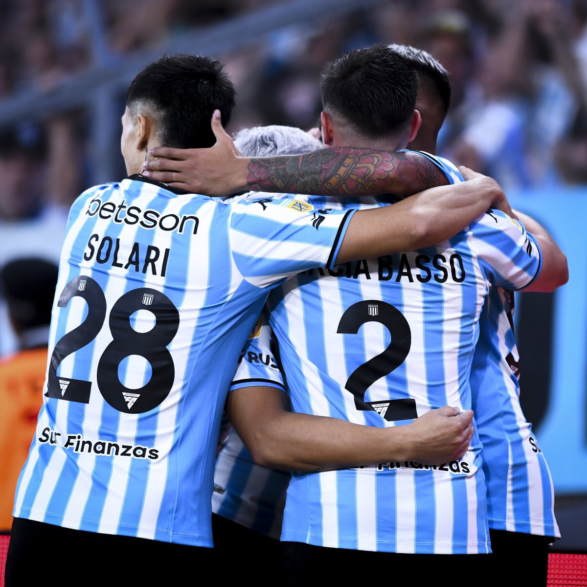 ¡RACING BUSCA LA RECUPERACIÓN ANTE BRAGANTINO! ⚽ Tras la dura derrota en Copa Argentina, la Academia enfrenta a Bragantino por la Copa Sudamericana 💪🏆 #RacingClub #CopaSudamericana #VamosAcademia 🇦🇷🔵

elcirculo.com.ar/nacionales/dep…