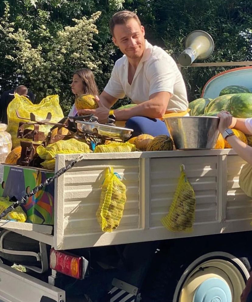 Have you ever imagined a truck like this loaded with fruit and vegetables stopping on your street and you hear this greengrocer calling customers over the loudspeaker? 📢🤭😅😍🫠

#KeremBürsin