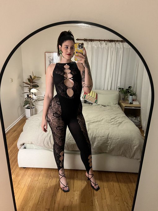 OOTN 🌙  Have you ever seen a Giantess in such a pretty bodysuit? https://t.co/6o0IHLRM7D