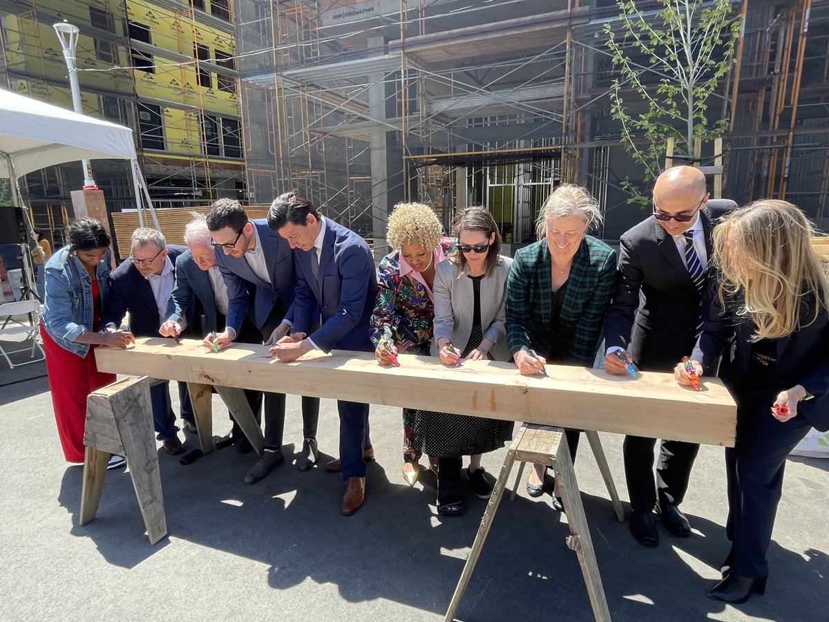 Today, we celebrated the "topping out” of two new affordable housing communities at Sunnydale HOPE SF, signifying the completion of the buildings’ structural frames. Together, Sunnydale Blocks 3A and 3B will provide 170 apartments for low-income families. sf.gov/news/mayor-bre…