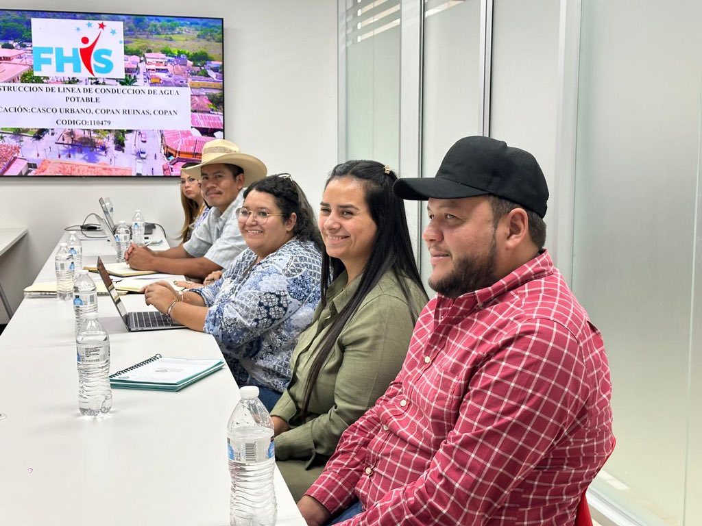 Por instrucciones de la presidenta @XiomaraCastroZ recibimos a la comisión de la comunidad Maya Chortí y pobladores de Copán Ruinas en las oficinas del @FHIS_HN en conjunto con la gobernadora @argenvalle24 y la diputada @IsisCuellarCN para presentar los avances y…