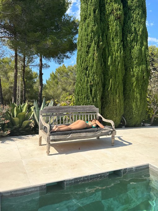 I miss Europe and the sun 😋 https://t.co/RI6k94YTNU<a href="/tag/newprofilepic"class="tags"><span>#newprofilepic</span></a>