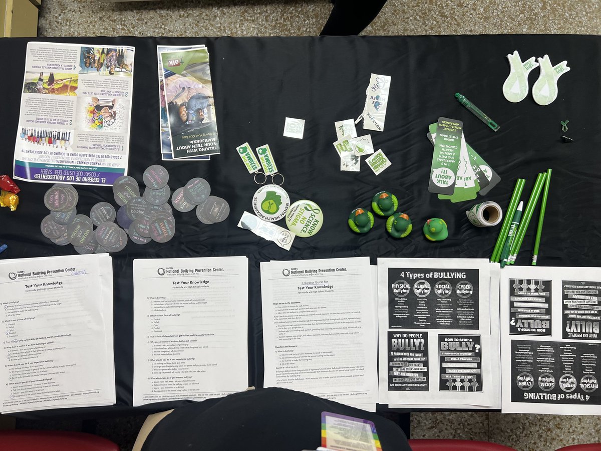 Students at @Southridge_SHS joined Ms. Fiallo, mental health coordinator, in bullying prevention & positive affirmation activities for #MentalHealthAwarenessMonth. Supporting the social, emotional & mental well-being of all students remains at the forefront. #YourBestChoiceMDCPS