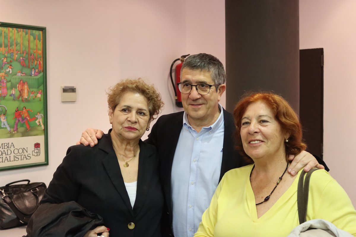 Hoy he participado en la presentación del libro 'El retoñar del fénix', de José y Carlos Martínez Cobo, junto a @DeliaBlancoT, @luisacarcedo y Aurelio Martín. Es una obra imprescindible para conocer el exilio y la clandestinidad del @PSOE. Como dice José, hay que sacar las