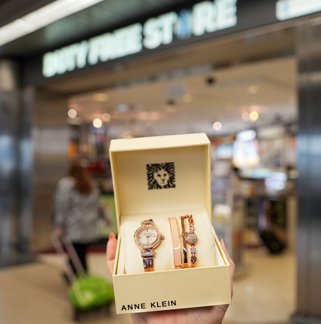 Find something perfect for mom at O'Hare's retail stores! @Coach, Terminal 2 Main Hall Dufry, Terminal 5 near Gates M16 and M20 @Brighton, Terminal 3 near Gate H3. #EatShopMoreORD #MothersDay