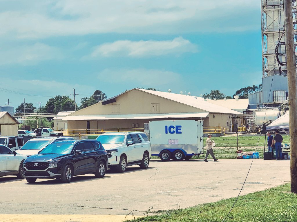 OKTornadoDB's tweet photo. A lot of people and food/drinks have arrived in Barnsdall since yesterday. #OKStandard is really showing! Some people from KS and TX are even here! #TornadoAlley is always there for each other. https://t.co/bzPraBQ845