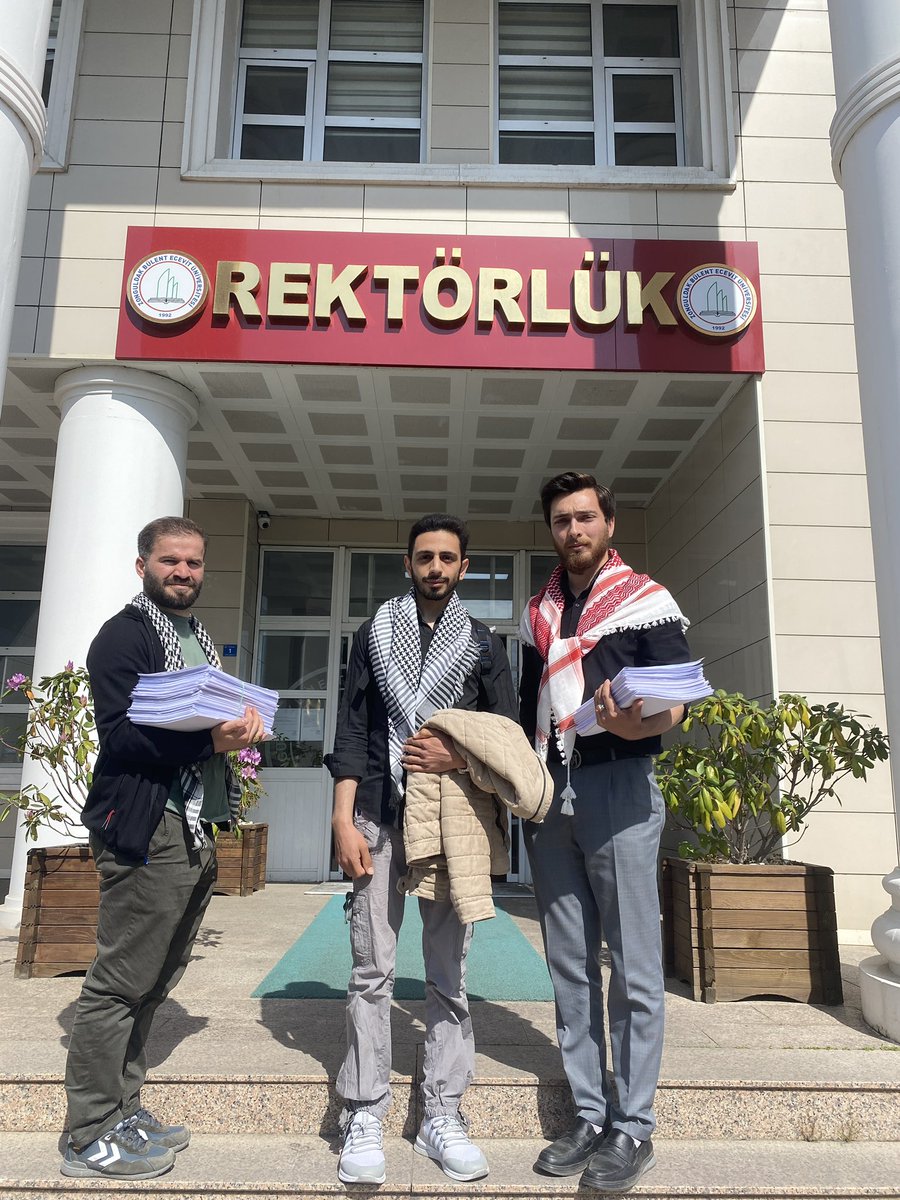 Zonguldak'ta, Bülent Ecevit Üniversitesi öğrencileri, İsrail'in Gazze'ye yönelik saldırılarının ardından boykota başlanılan ürünlerin kantinden kaldırılmasını talep ettiği bin 870 adet dilekçeyi üniversite yönetimine teslim etti.