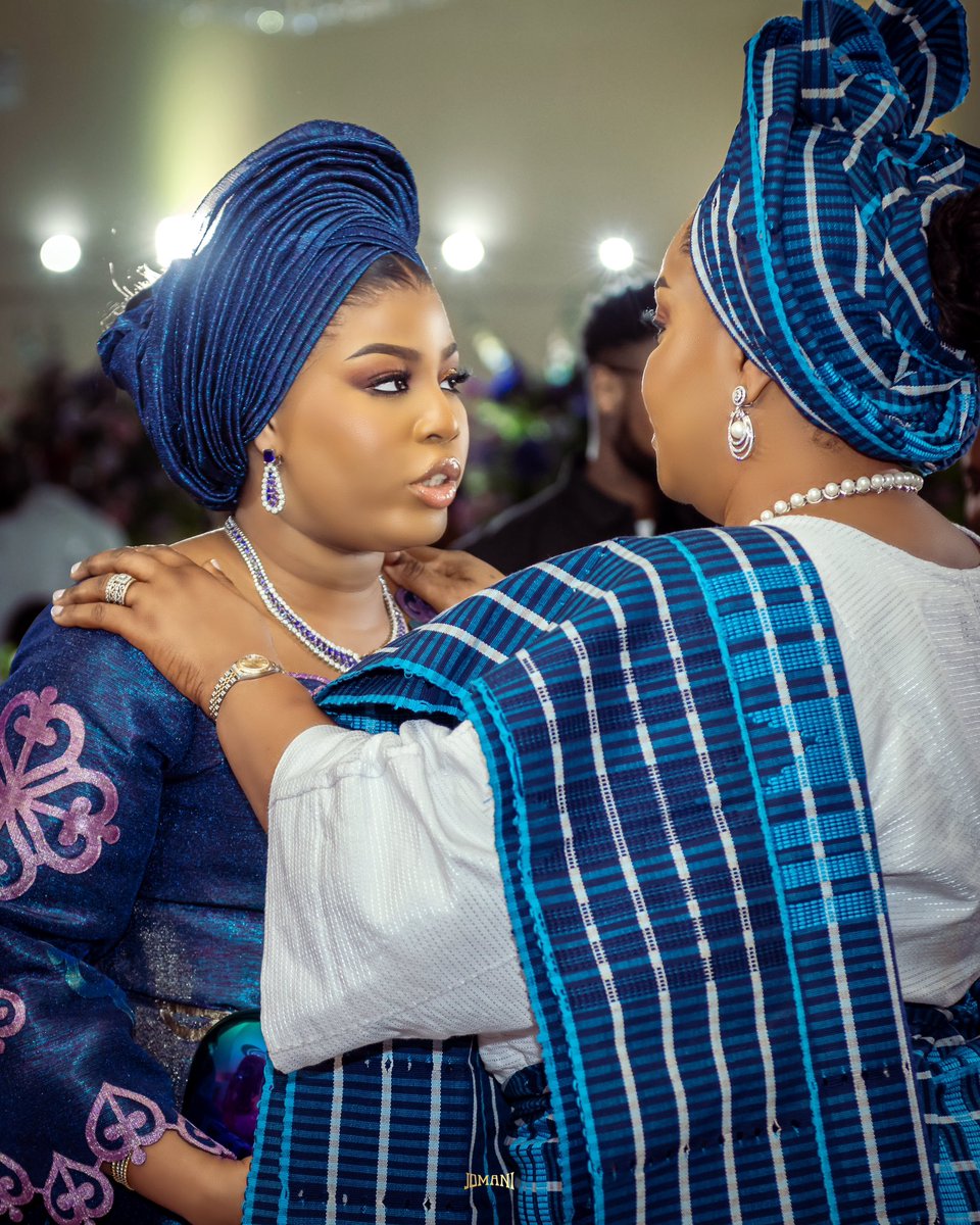 JomaniShots's tweet photo. Nigerian wedding made in London. 🙂 https://t.co/2fjQNZARyu