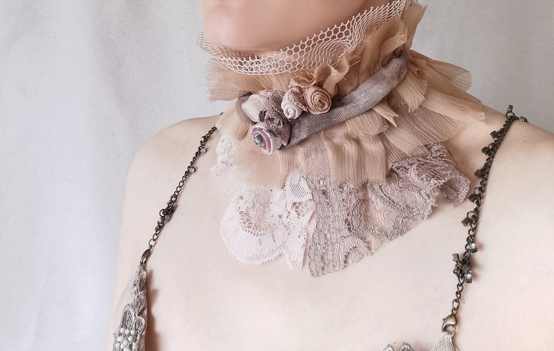 🌹Romantic nude neck ruff collar made of beautiful silk and lace collage, the perfect prop for historical photoshoots or Victorian wedding.
etsy.com/listing/837963…
#VictorianStyle #rosescollar #nudecollar #HistoricalFashion #photoshotVictorian #janeausten
