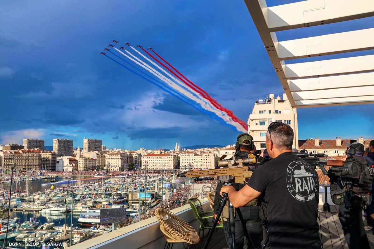 À tous les services de sécurité et de #secours, et à l’ensemble des bénévoles : merci ! #FlammeOlympique #Marseille #JOP2024 #Belem