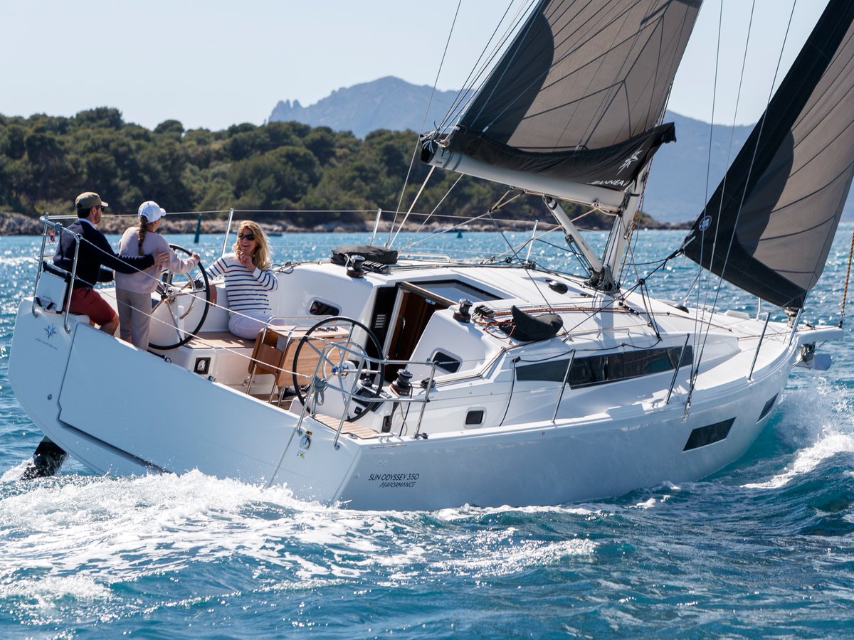 Introducing the stunning new addition to the Sun Odyssey Range, the #𝗦𝘂𝗻𝗢𝗱𝘆𝘀𝘀𝗲𝘆𝟯𝟱𝟬! Featuring the award-winning walk-around decks, you can discover this beauty in person this October at the @AnnapBoatShows! ⛵