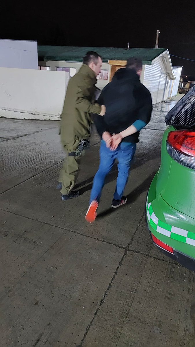 A raíz de los constantes patrullajes en la población, @Carabdechile de la sección #Centauro de #PuntaArenas logró la detención de una mujer que mantenía una orden de aprehensión vigente, además de dos sujetos con causas pendientes con el Ministerio Público #CarabinerosDeTodos