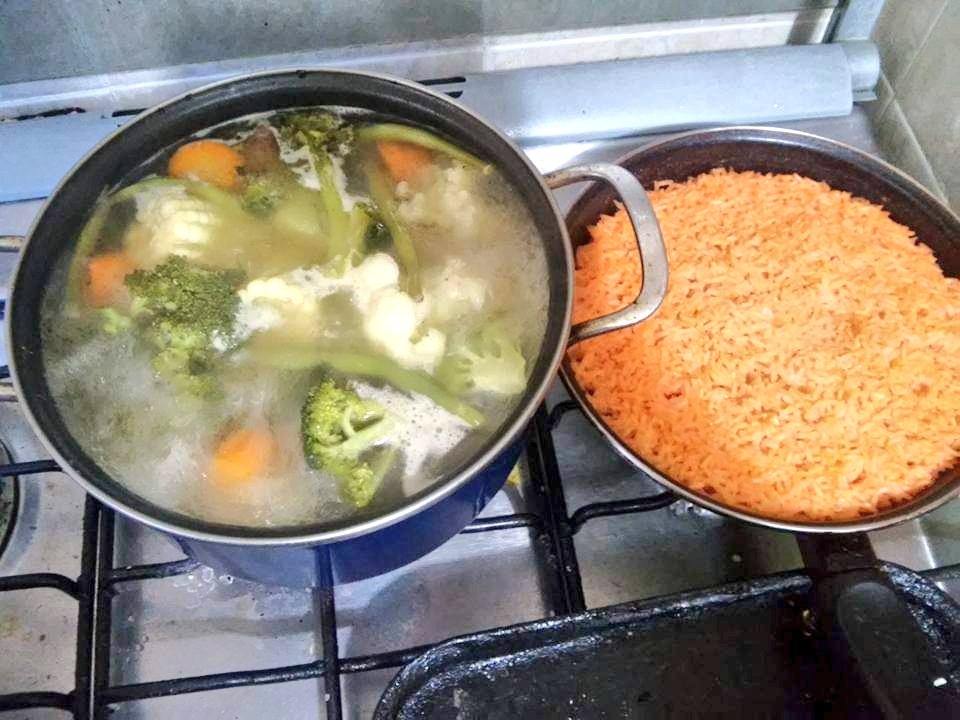 A comer! apenitas para este fresco un caldito de verduras y arrocito!