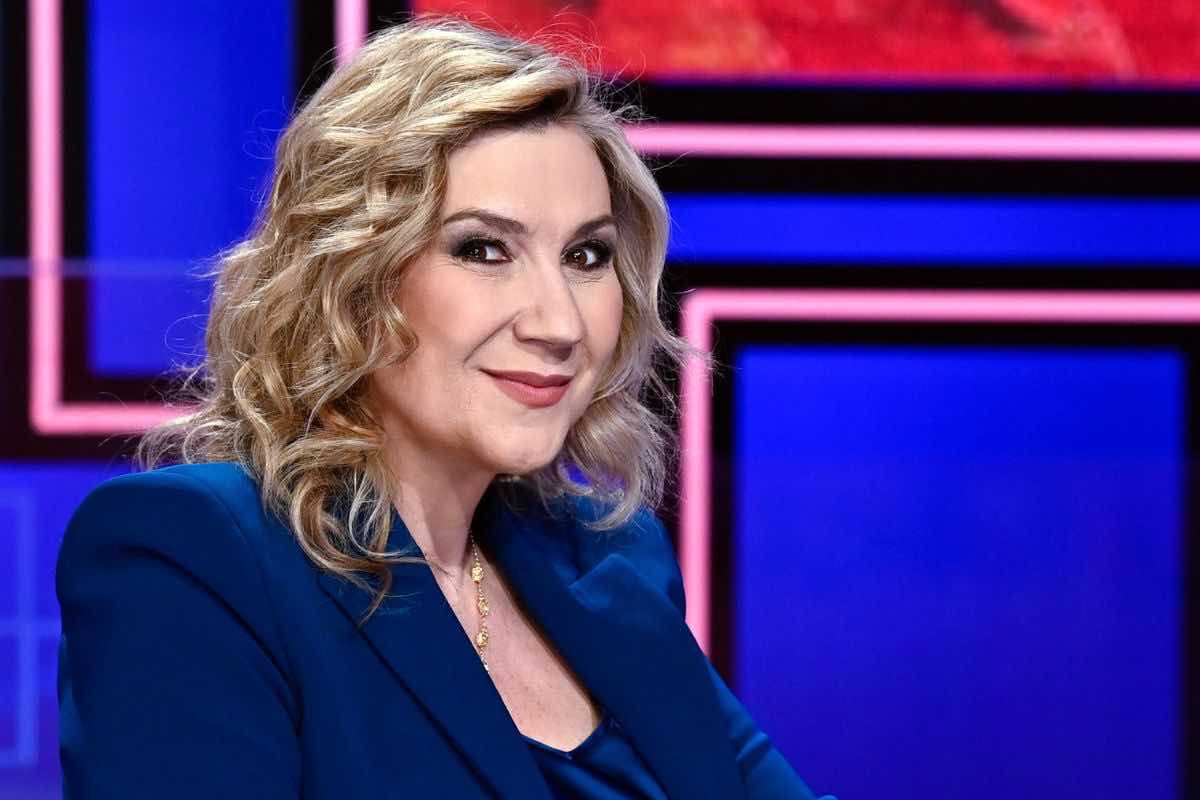 serracchiani's tweet photo. Siamo estremamente preoccupati dal procedimento promosso contro @serenabortone3. Ormai in #Rai siamo all’intimidazione e alle purghe. E quelli che non si adeguano più o meno spontaneamente al, chiamiamolo così, nuovo regime, vengono convinti mostrando il pugno di ferro https://t.co/7Zr5uS3MFl