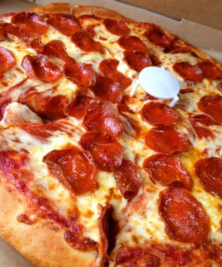 Cheesy Pepperoni Pizza 🍕  homecookingvsfastfood.com 
#homecooking #homecookingvsfastfood #food #fastfood #foodie #yum #myfood #foodpics