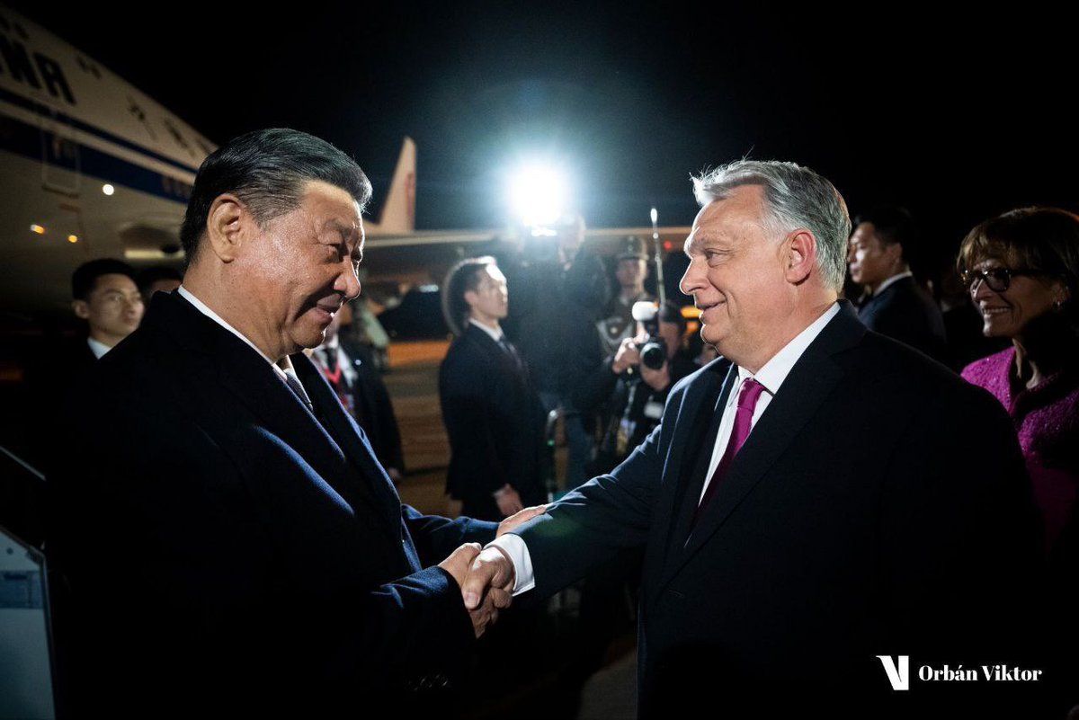 🔹 Çin Devlet Başkanı Şi Cinping, resmi bir ziyaret kapsamında Sırbistan’dan sonra Macaristan’a geldi.