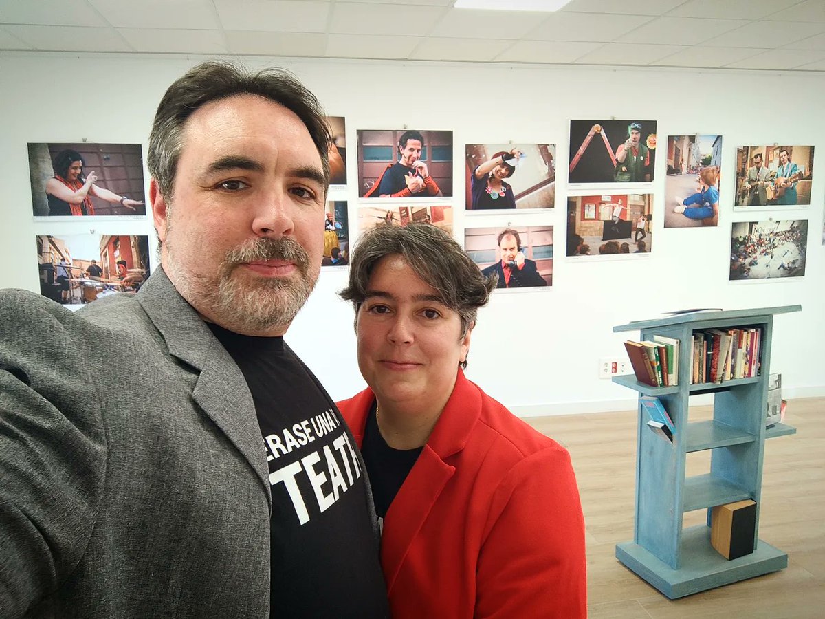 📷 #ÉraseUnaVezUnTeatro #enlapuñeteracalle ya luce en la Biblioteca León Gil donde estará hasta el 28 de mayo.
💚 Muchas gracias al <a href="/aytocabanillas/">Ayuntamiento de Cabanillas del Campo</a> al personal de la biblioteca y a las vecinas del municipio por acogernos y acompañarnos esta tarde. Nos hemos sentido en casa.