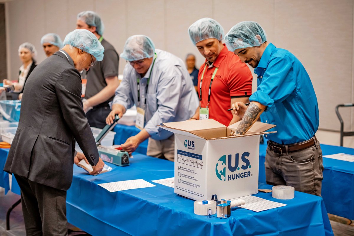 🍊📦As #NPE2024 unfolds, it unveils not only the latest advancements in the #PlasticsIndustry, but also a profound commitment to corporate responsibility and community impact. The show hosted a meal packing event benefitting @USHunger, assembling 20,000 meals for those in need.