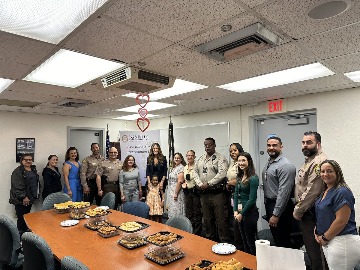 Thank you, @DanCohenHiggins for passing by our South District Station with breakfast treats in honor of Law Enforcement Appreciation Day. We are grateful for your continued support.