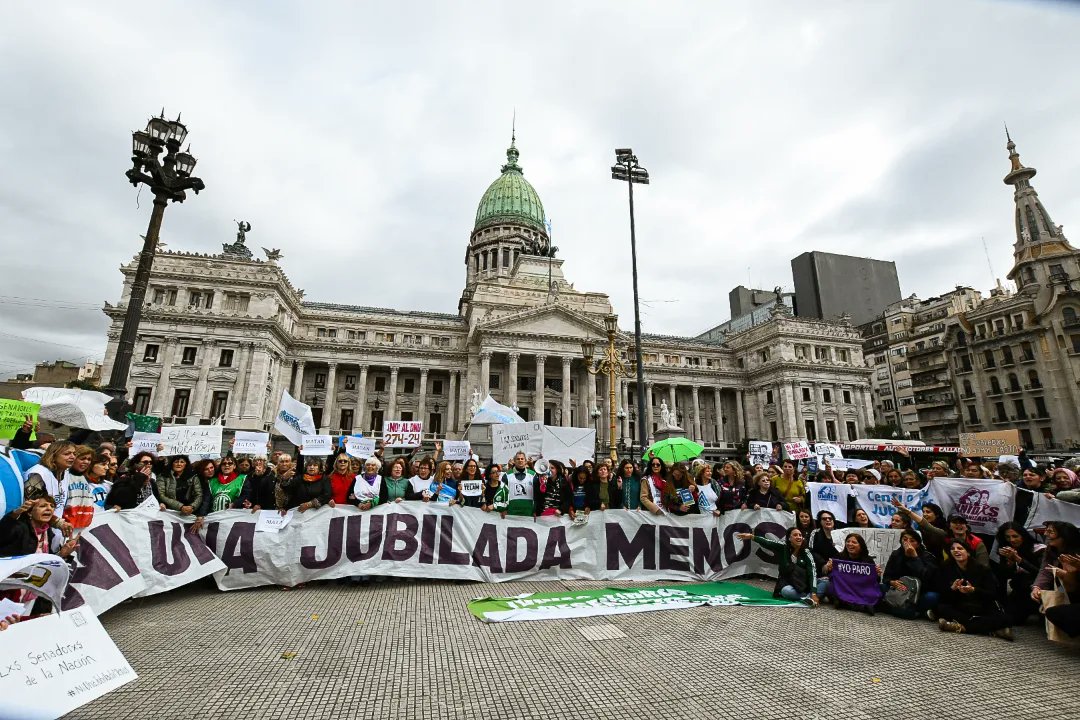 La Ley bases va a dejar a 9 de cada 10 mujeres sin poder jubilarse, además de subir la edad a 65 años. Están arrojando a la pobreza a cientos de miles. Este daño es irreversible. Hoy fuimos en el Congreso para llamar a que nuestros senadores y senadoras rechacen esto.