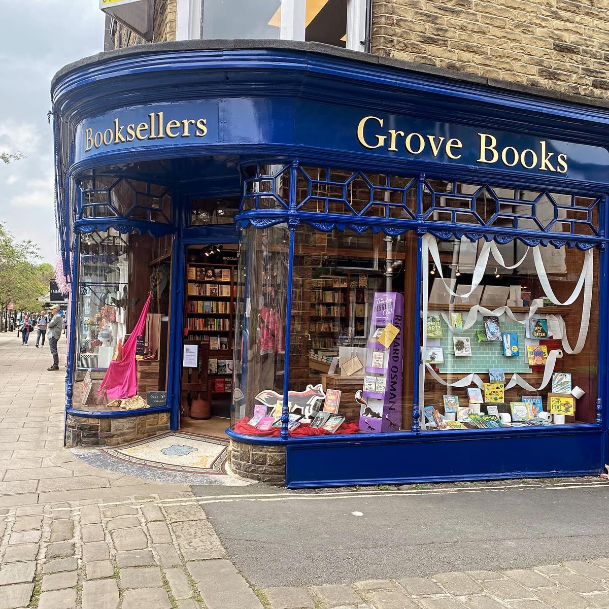 I crossed The Pennines and visited some of my bookseller friends in Teeside & the Yorkshires. Thanks for the warm welcome, lovely chat, coffee (and cream tea) @drakebookshop @WhiteRoseBooks @TrumanBooks @GroveBookshop Perks of being a bookseller! #choosebookshops
