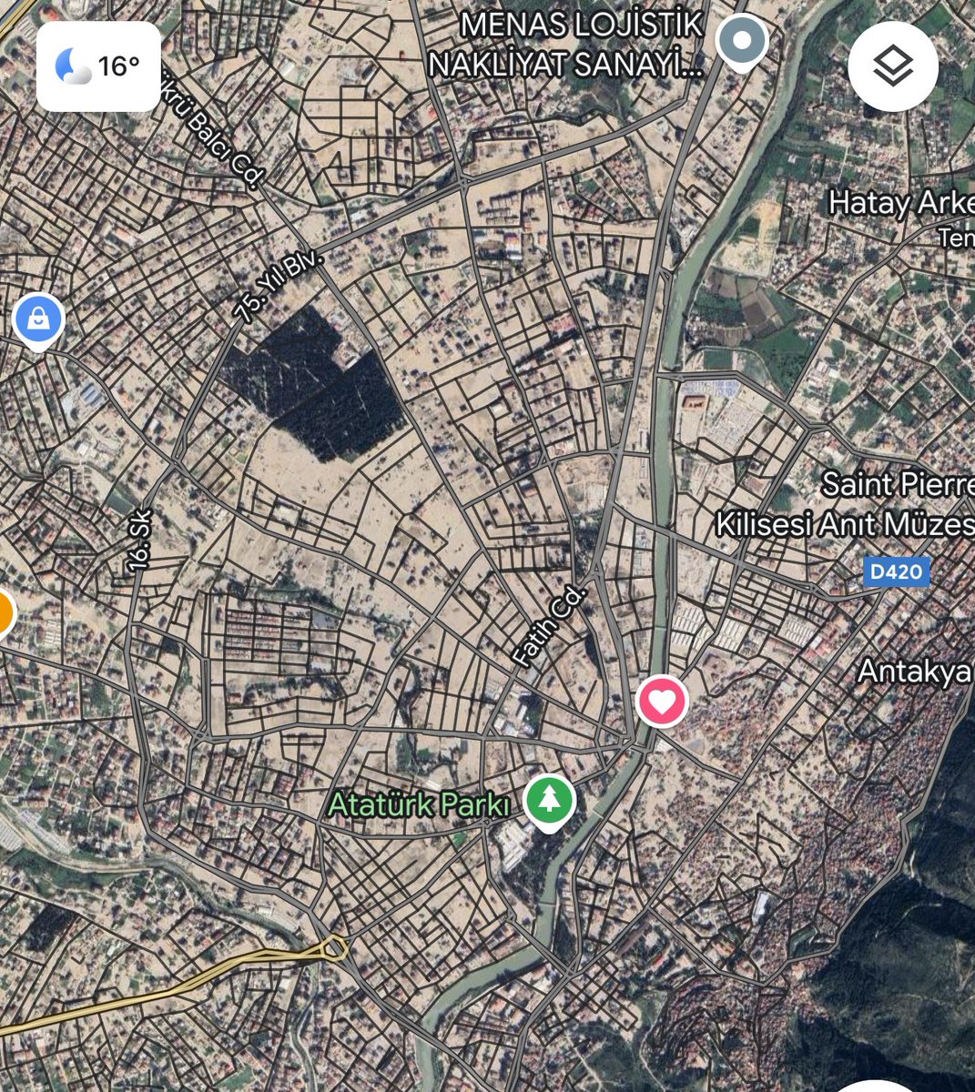 Antakya’da gezineyim dedim. Ne zaman bilmiyorum ama Google uydu görüntüsünü güncellemiş. Sadece sokak adları ve toprak gözüküyor artık. Gözleriyle görmediği için yıkımın büyüklüğünü anlamayanlar bakabilir. Bir şehir nasıl yok olur, yok edilir, işte böyle.