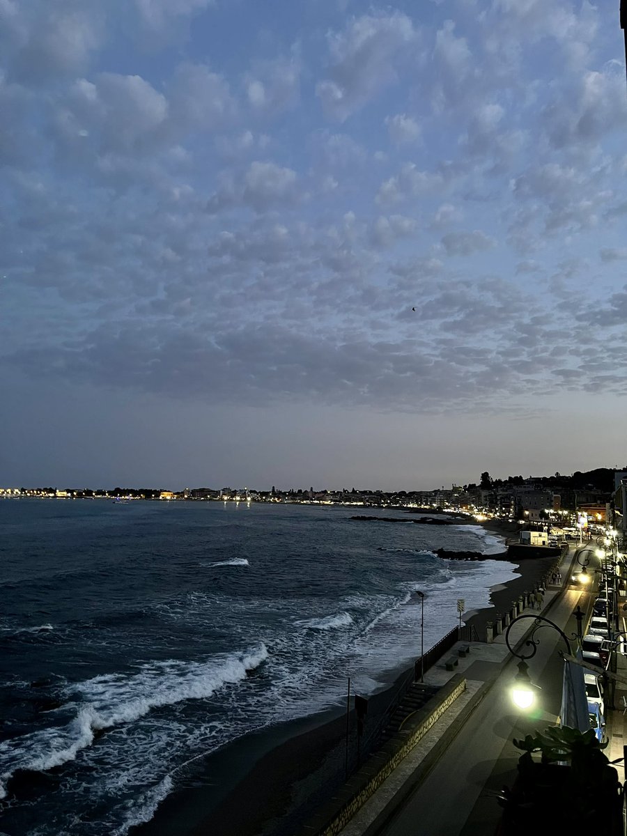 シチリア島、天気にはあまり恵まれなかったけど宿も街並みも海も最高だった。
3枚目からは宿からの景色なんだけど、やっぱり近くに海があるとリフレッシュする。