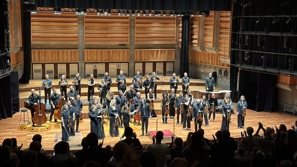 philipjoslin's tweet photo. Some say it’s just a gimmick and if you close your eyes it sounds just the same. I disagree. The @auroraorchestra were fabulous this evening. The thrill of watching these amazing players so involved with the music truly enhances the listening experience. Thank you! https://t.co/dKIhpathrj