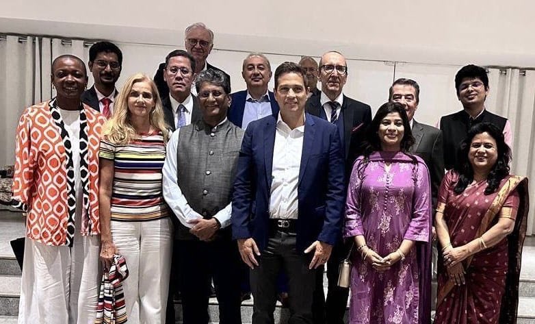 Discussão instigante na residência do Embaixador Suresh Reddy @AmbSKReddy com o presidente do @BancoCentralBR, Roberto Campos Neto. Sob sua gestão, o Pix tem revolucionado o sistema de pagamentos no Brasil.