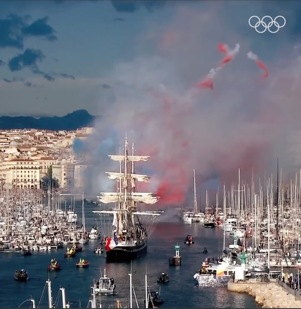 El fuego olimpico ya está en el territorio francés. Hoy arribó al Puerto de Marsella.