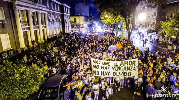 archivosgymnas's tweet photo. 2017. Marcha en contra de la violencia. Levantando la bandera del amor, de Paver. https://t.co/NiyWNwR2qZ