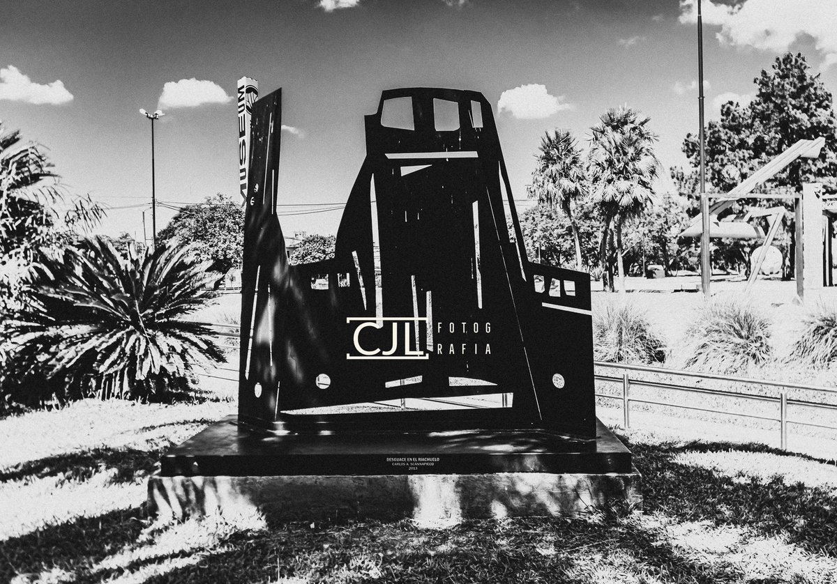 Desguace en el Riachuelo #escultura realizada en metal por el escultor Carlos Scannapieco 🇦🇷, emplazada en el predio del Domo del Centenario de la ciudad de Resistencia Chaco, en el año 2013. #arte #art #sculpture #photo #foto