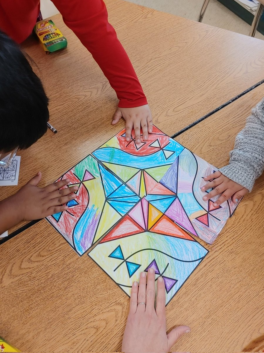 MsRomanArtClass's tweet image. Collaborative drawings during SEL family hour today! Together everyone achieves more. @D59Rupley