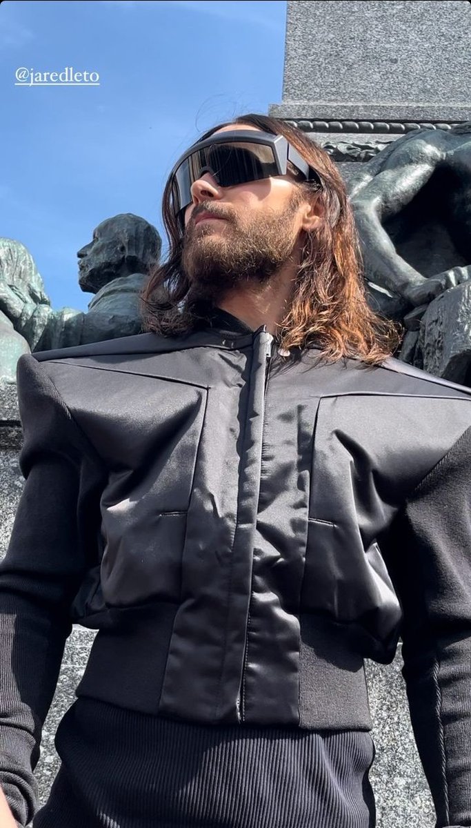 altum68's tweet photo. He still looks like he's in Tron mode with that outfit 😳 https://t.co/psxVMVGPlT