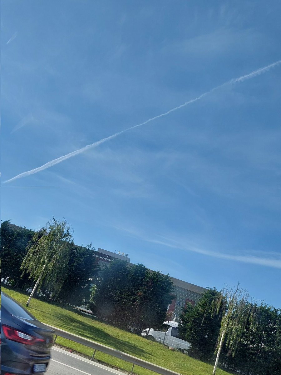 #chemtrails bugün ben de şahit oldum bu duruma. Lütfen <a href="/csbgovtr/">T.C. Çevre, Şehircilik ve İklim Dğş. Bakanlığı</a> bu yapılan uygulama nedir bir açıklama getirin. İnsanlar kimyasal püskürtüldüğünü söylüyor. Bu doğru mu?